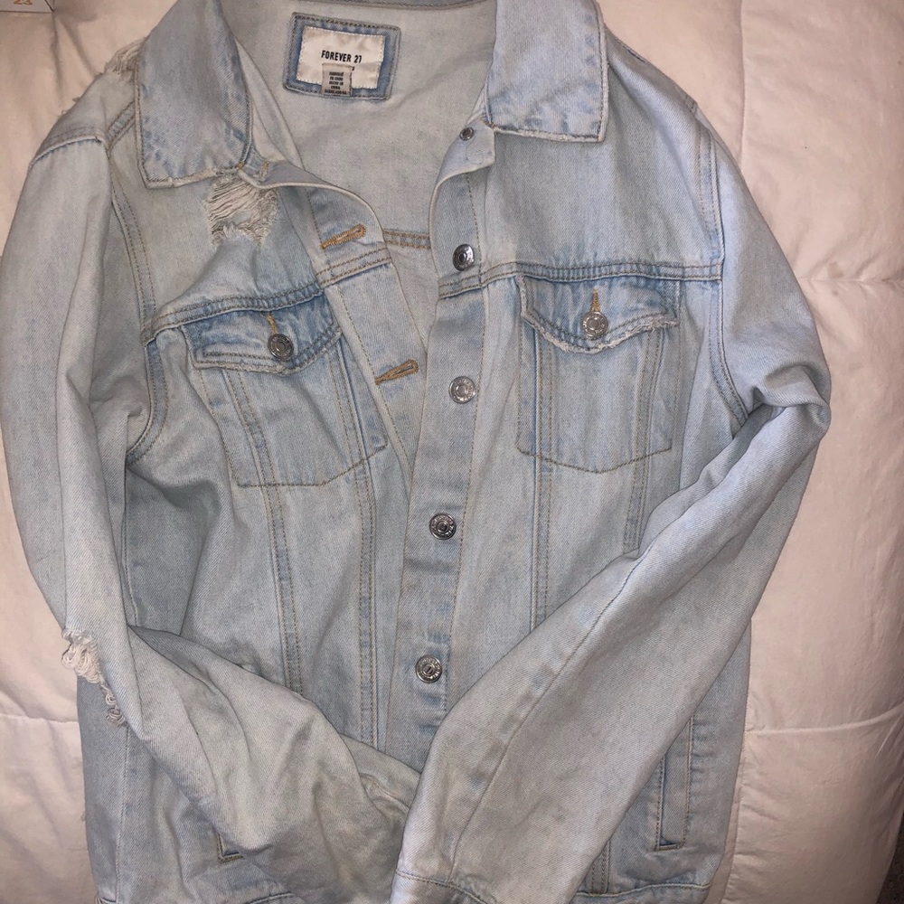 LIGHT WASHED JEAN JACKET